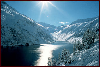 Zollhütte Zillergrund - See im Winter